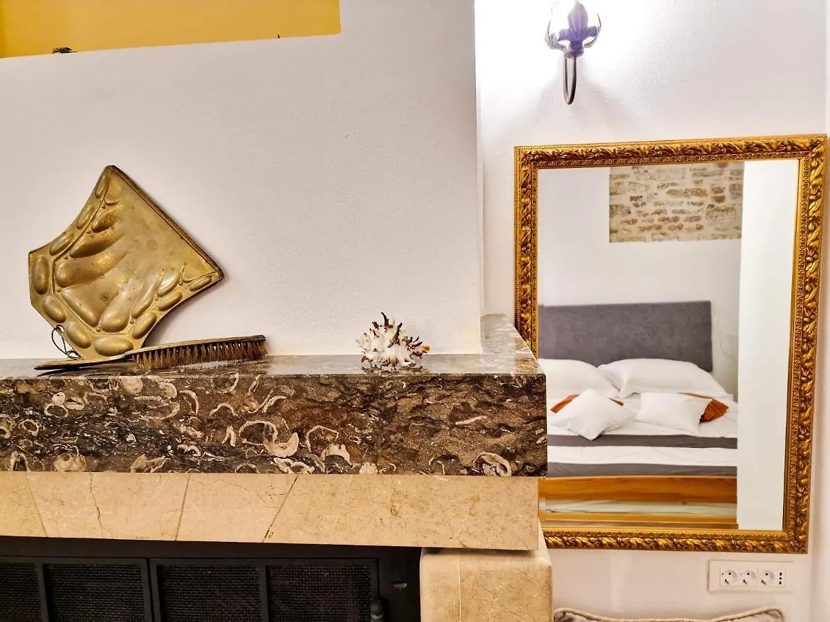 Jackie'S Little Stone House Apartment Split