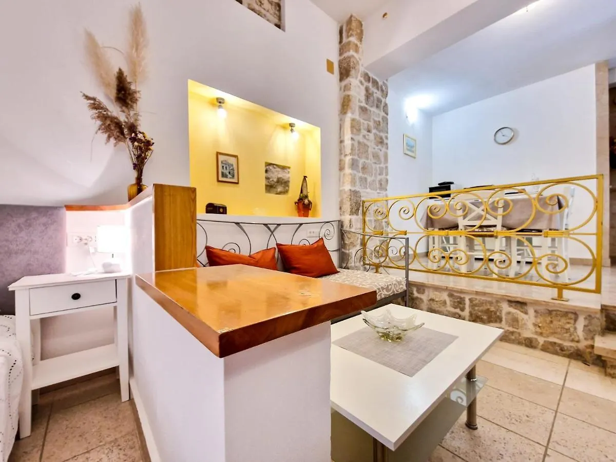 Jackie'S Little Stone House Apartment Split