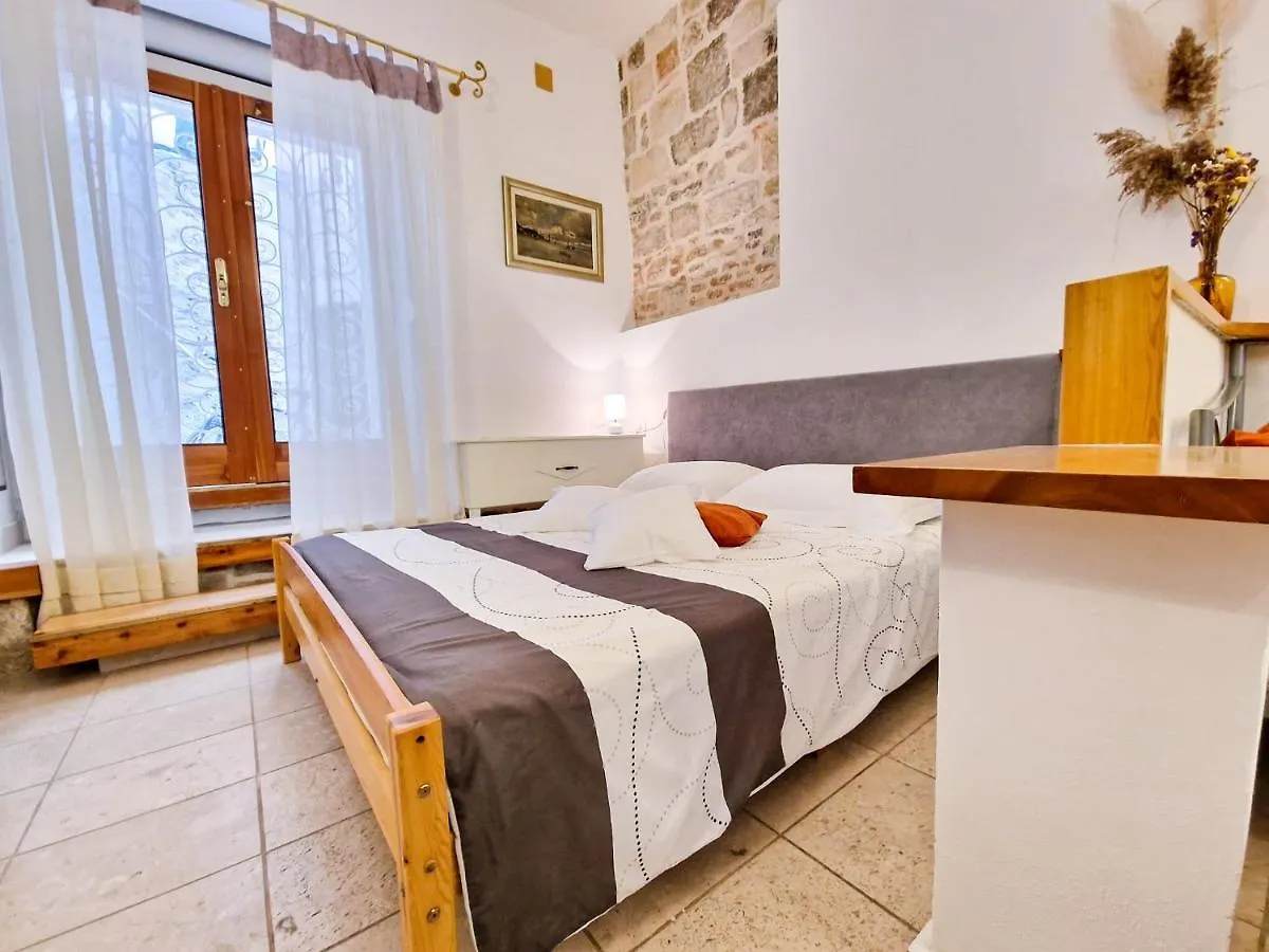 Jackie'S Little Stone House Apartment Split