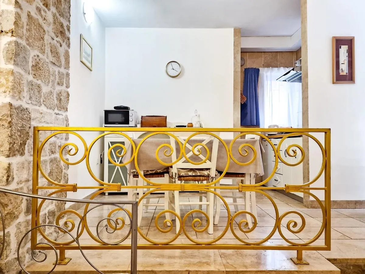 Jackie'S Little Stone House Apartment Split
