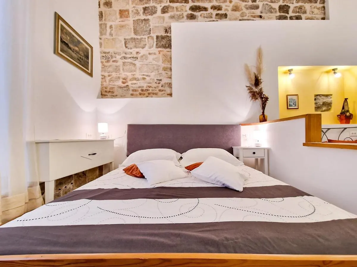 Jackie'S Little Stone House Apartment Split