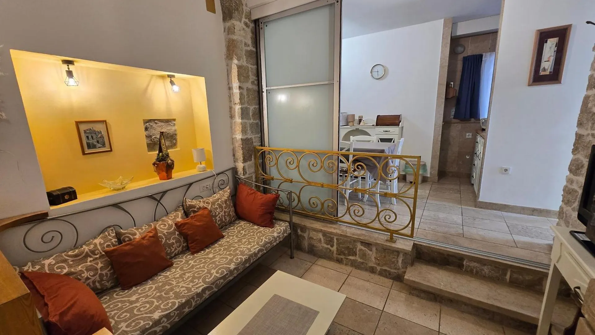 Jackie'S Little Stone House Apartment Split